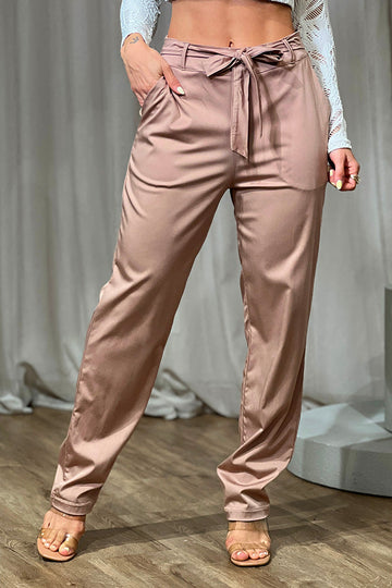 Pantalón DF06131 para mujer satinado con pretina ajustable y lazo decorativo al frente dyaboo color camel 1