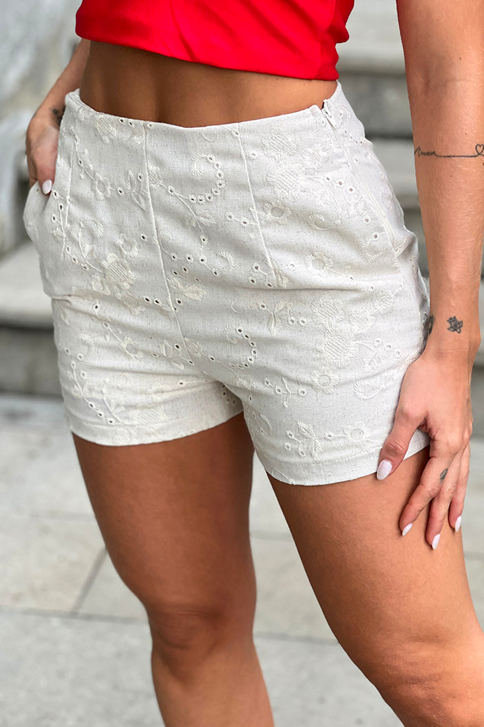 Short DF08083 Short semi ajustado para mujer elaborado en linocon flores tejidas dyaboo beige