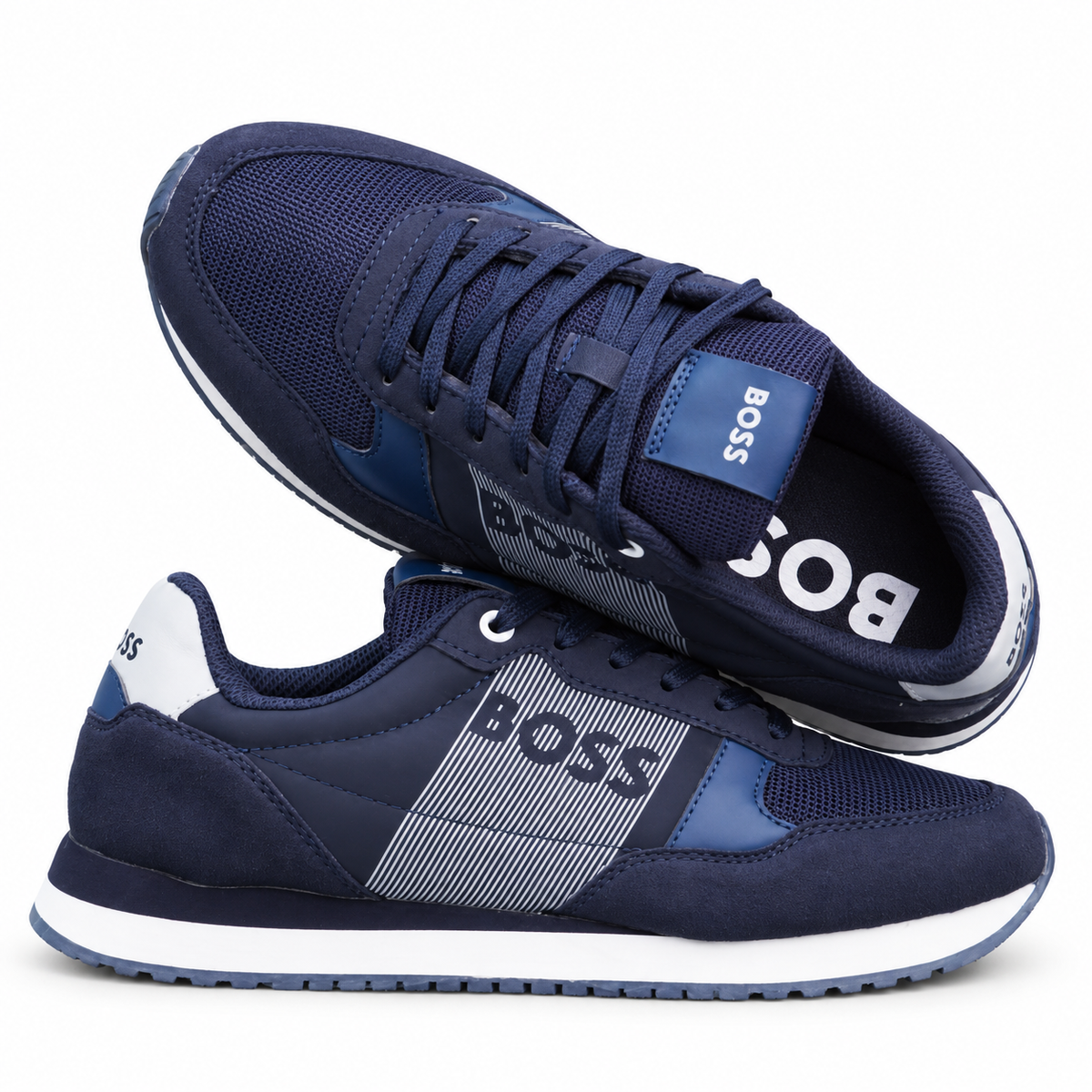 0526-046-C03-F1 BOSS AZUL NAVY X BLANCO — fondo blanco, composición original conservada