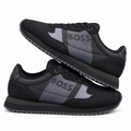 0526-046-C04-F1 BOSS NEGRO X GRIS — fondo blanco, composición original conservada