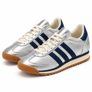 Tenis plateados y azul oscuro vista tres cuartos fondo blanco