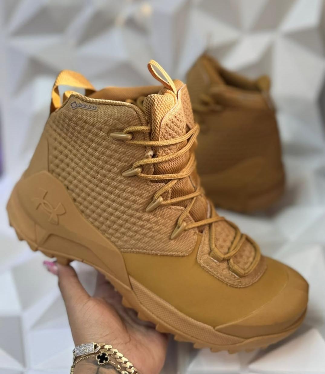 Tenis UNDER ARMOUR para hombre en tonos camel