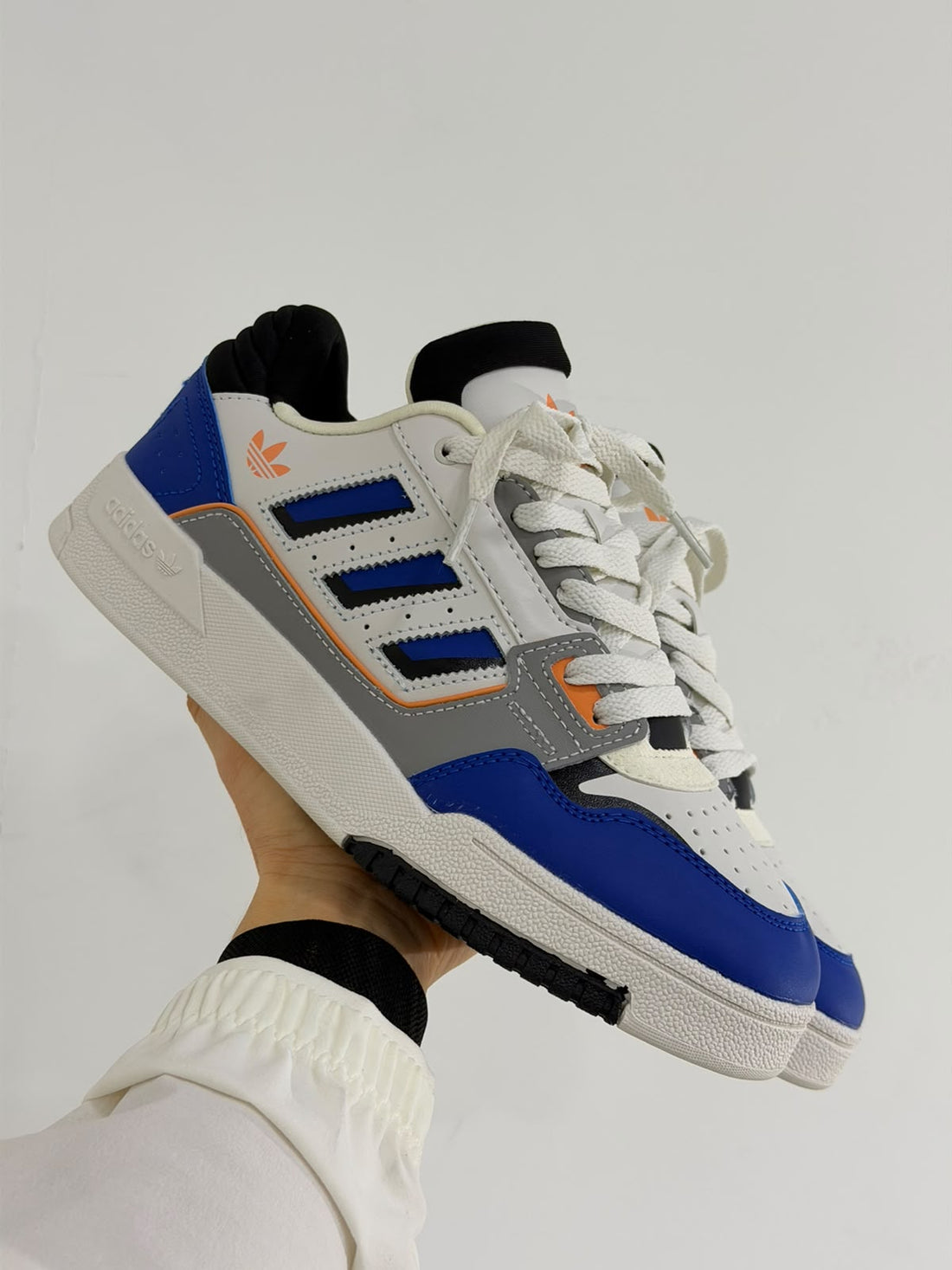 Tenis blanco y azul para hombre