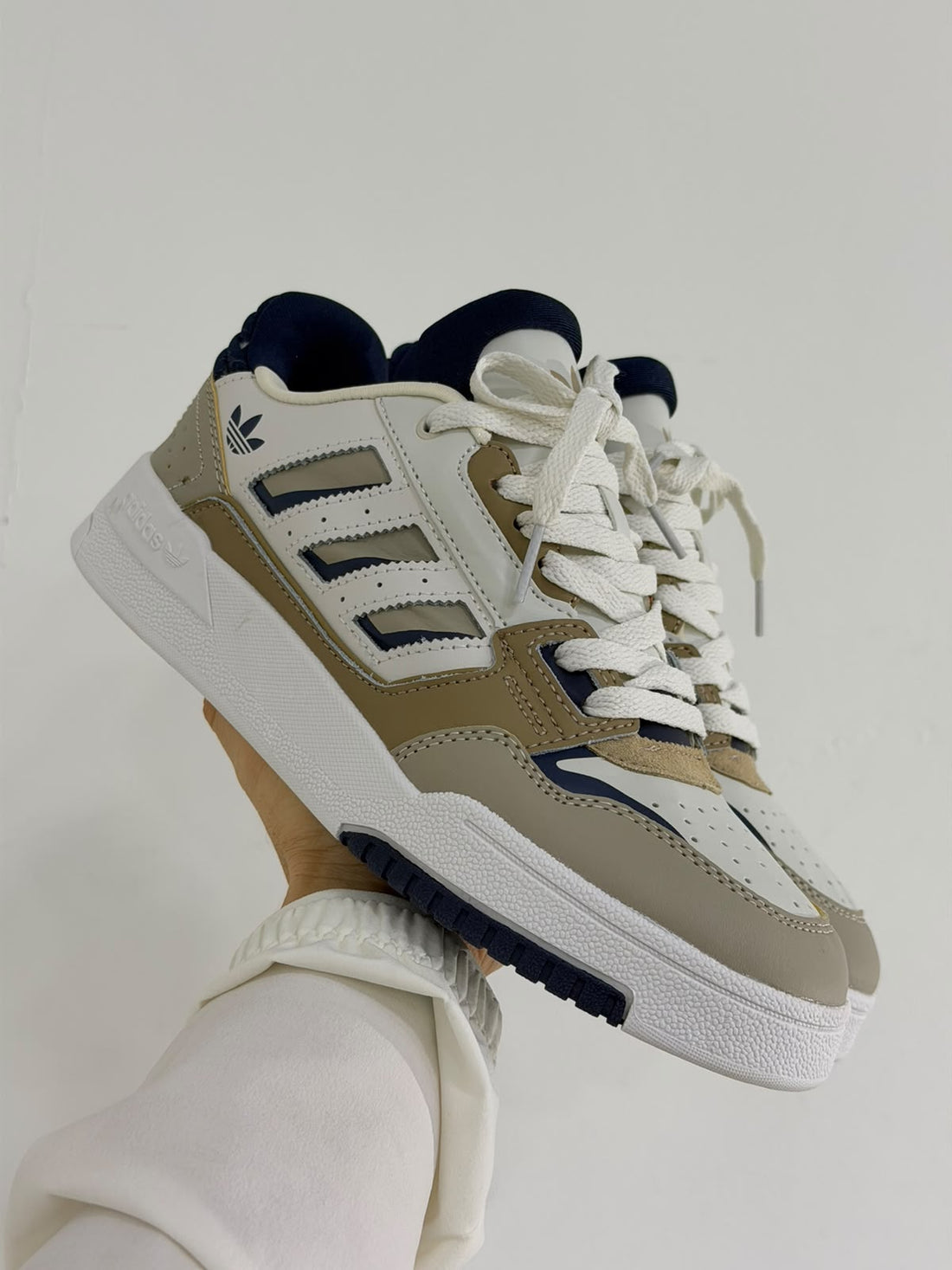 Tenis blanco y azul para hombre