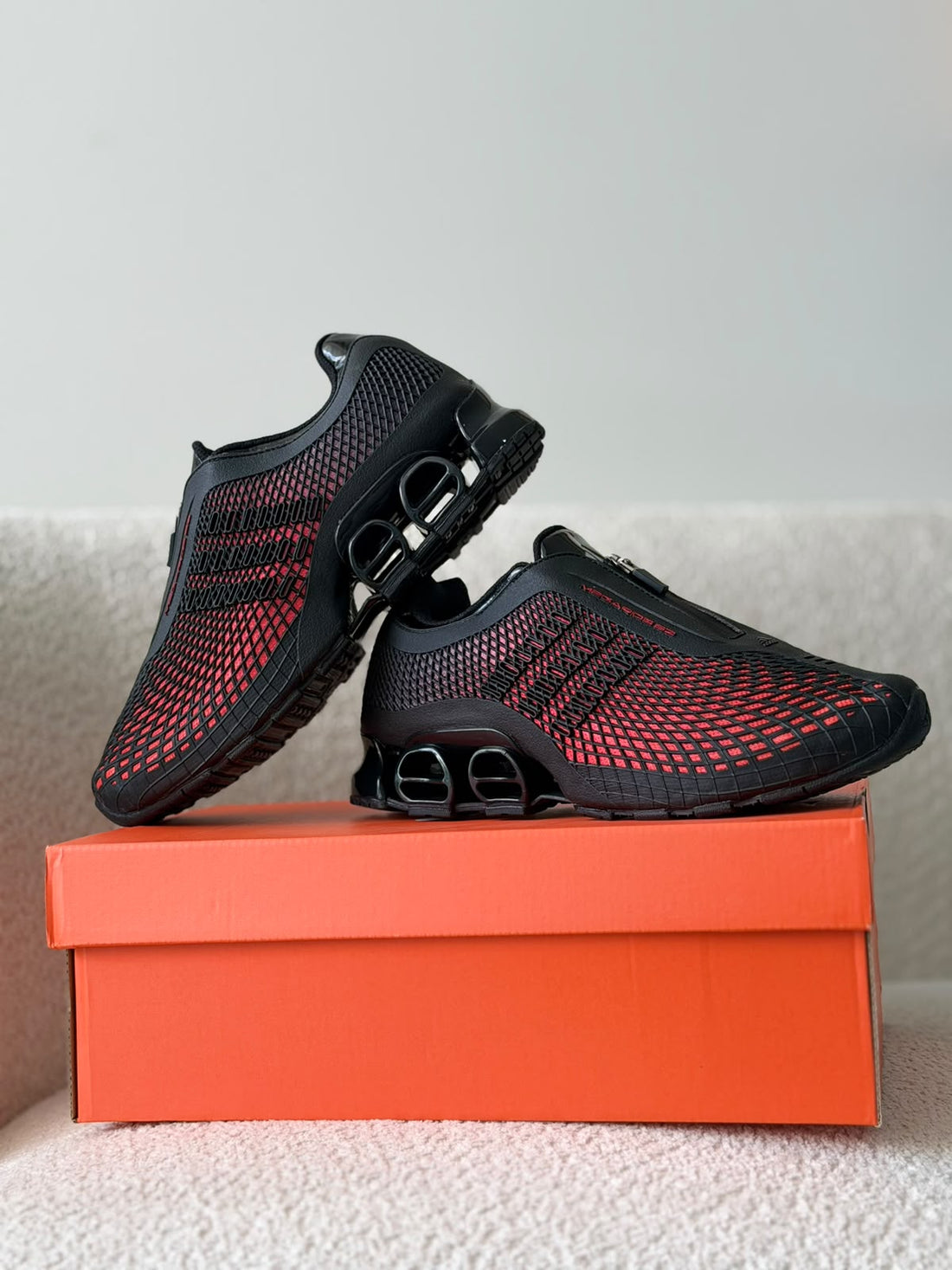 Tenis negro y rojo para hombre