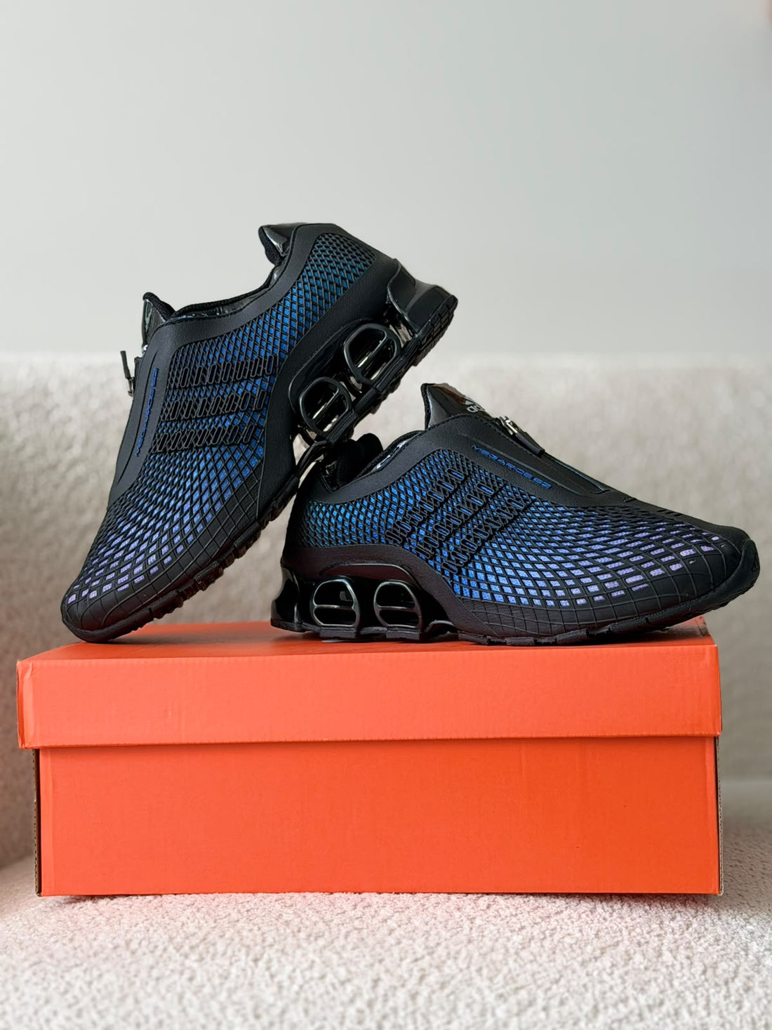 Tenis negro y rojo para hombre