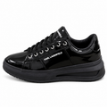 1026-H121 KARL LAGERFELD NEGRO — lateral, fuente JU-O064, fondo blanco