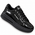 1026-H121 KARL LAGERFELD NEGRO — tres cuartos, fuente JU-O064, fondo blanco