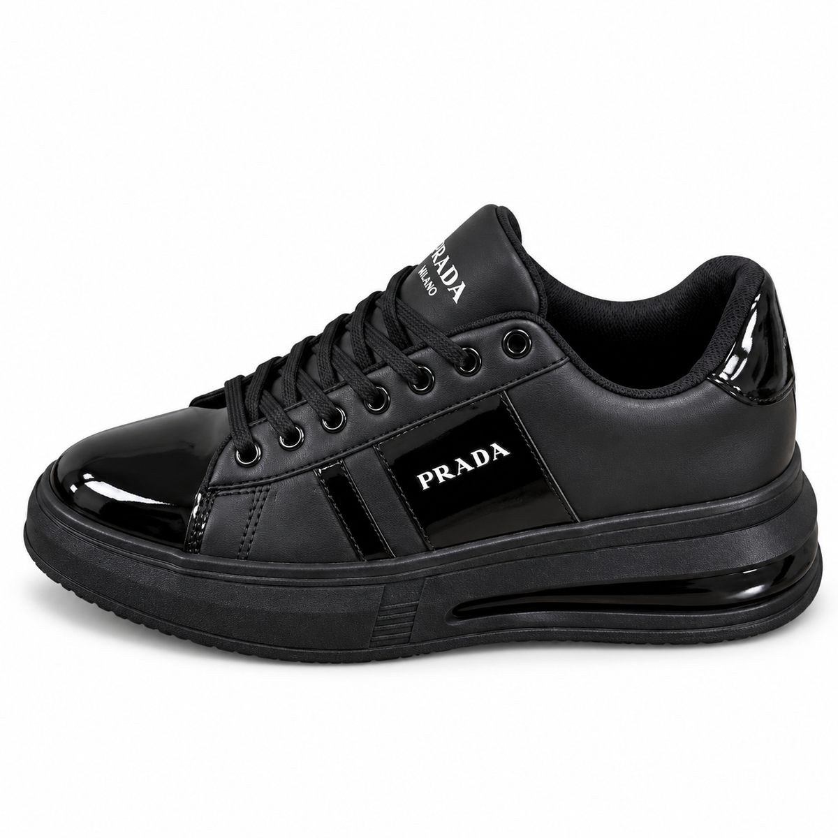 1026-H122 PRADA NEGRO — lateral, fuente JU-O066, fondo blanco