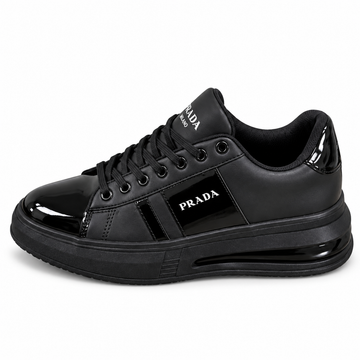 1026-H122 PRADA NEGRO — lateral, fuente JU-O066, fondo blanco