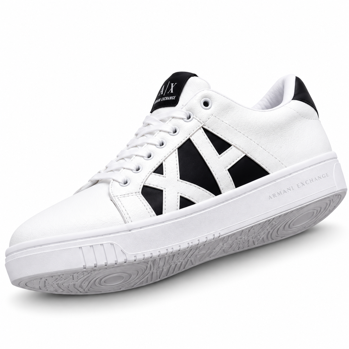 1026-H127 ARMANI EXCHANGE BLANCO X NEGRO — lateral oblicua, fuente JU-O060, fondo blanco