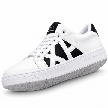 1026-H127 ARMANI EXCHANGE BLANCO X NEGRO — lateral oblicua, fuente JU-O060, fondo blanco