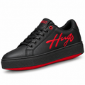 1026-H130 HUGO NEGRO X ROJO — lateral oblicua, fuente JU-O089, fondo blanco