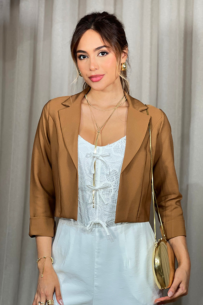 Blazer 1190002 elaborado en tela de poliéster con spandex dyaboo color cafe