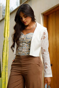 Blazer DF16027 para mujer, silueta semi ajustada. Elaborada en chalis, mangas elaboradas en encaje dyaboo color crudo 3