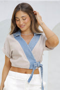 Blusa Corta hibrida denim  DF01602 silueta semi ajustada para mujer dyaboo beige 3