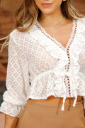 Blusa DF01812 para mujer  semitransparente de textura geométrica con volantes frontales, escote en “V” dyaboo color crudo