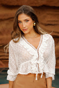 Blusa DF01812 para mujer  semitransparente de textura geométrica con volantes frontales, escote en “V” dyaboo color crudo 1