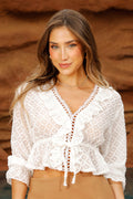 Blusa DF01812 para mujer  semitransparente de textura geométrica con volantes frontales, escote en “V” dyaboo color crudo 2