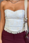 Blusa DF01824 para mujer tipo corset straplessl presenta un delicado diseño bordado con motivos florales y mariposas dyaboo color crudo 4