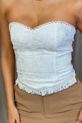 Blusa DF01824 para mujer tipo corset straplessl presenta un delicado diseño bordado con motivos florales y mariposas dyaboo color crudo 6