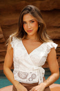 Blusa DF01831 para mujer con silueta cruzada y amarre en la cintura dyaboo color crudo 1