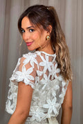 Blusa DF01836-1 transparente de malla con apliques florales en relieve dyaboo color crudo 1
