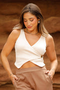 Blusa DF01839 para mujer sin mangas de canalé, diseño cruzado con escote en “V” dyaboo color crudo 3