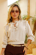Blusa DF02334 para mujer con textura suave, cuello con volantes y lazo ajustable dyaboo color beige 1