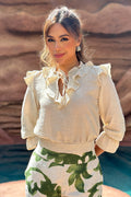 Blusa DF02334  para mujer  cuello con volantes y lazo ajustable, además de mangas largas ligeramente abullonadas y puños con vuelta dyaboo color beige