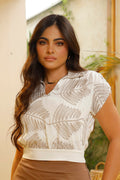 Blusa DF02336 de manga corta para mujer con estampado de hojas en tonos oscuros dyaboo color camel 2