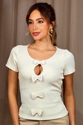 Blusa DF02342 de punto en tono crema con detalle de moños al frente y apertura tipo lágrima dyaboo color crudo 3
