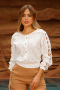 Blusa DF02346 para mujer de textura ligera con botones frontales y mangas largas caladas con detalle de bordado floral dyaboo color crudo 2