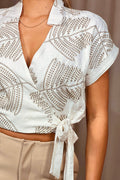 Blusa DF02363 para mujer, silueta semi ajustada, elaborada en poliéster con bordado dyaboo color camel 5