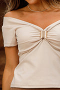Blusa DF02371 para mujer con escote off-shoulder fruncido central decorado dyaboo color beige