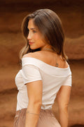 Blusa DF02371 para mujer con escote off-shoulder fruncido central decorado dyaboo color beige 1