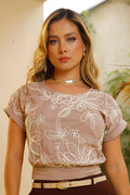 Blusa DF02377 manga corta para mujer  y detalle bordado en el delantero de inspiración floral dyaboo color camel 1