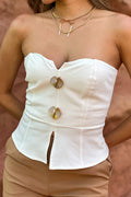 Blusa DF02381 para mujer strapless estructurado , con escote corazón y dos grandes botones tipo joya al frente dyaboo color crudo 1