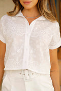 Blusa DF21272-2 manga corta con silueta semi ajustada para mujer, elaborada en chalis con grabados en tejido dyaboo olor crudo