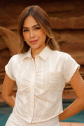 Blusa DF21297 para mujer estilo camisera con manga corta y bolsilla decorativa tejida en crochet dyaboo color beige