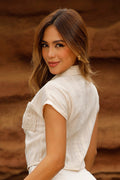 Blusa DF21297 para mujer estilo camisera con manga corta y bolsilla decorativa tejida en crochet dyaboo color beige 2