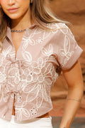Blusa DF21304 para mujer bordada floral, elaborada en poliéster dyaboo color camel 1