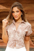 Blusa DF21304 para mujer bordada floral, elaborada en poliéster dyaboo color camel 2