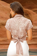 Blusa DF21304 para mujer bordada floral, elaborada en poliéster dyaboo color camel 3