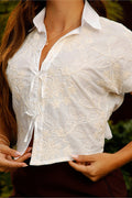 Blusa DF21304 para mujer bordada floral, elaborada en poliéster dyaboo color crudo