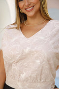 Blusa DP02103 silueta amplia para mujer, elaborada en tela chalís con grabado tejido dyaboo camel 3