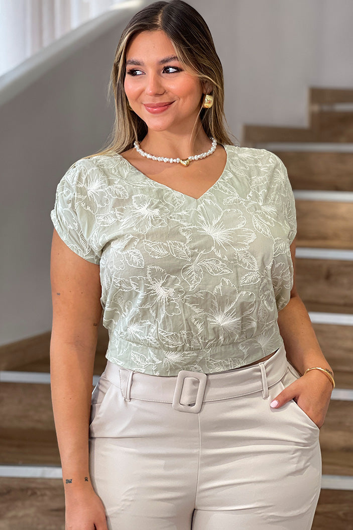Blusa DP02103 silueta amplia para mujer, elaborada en tela chalís con grabado tejido dyaboo verde oliva