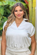 Blusa DP02128 para mujer, silueta semi ajustada. Elaborada en chalis con poliéster dyaboo color crudo 1