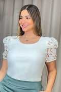 Blusa DP02139 para mujer de corte clásico con mangas cortas abullonadas y detalles calados florales dyaboo color crudo 1