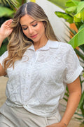 Blusa DP02147 para mujer cuello tipo camisero, confeccionada en tela semi-transparente con bordado de diseño paisley en todo el frente dyaboo color crudo 2